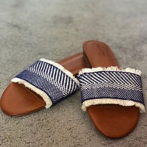 NWOT UNIVERSAL THREADS SANDALS